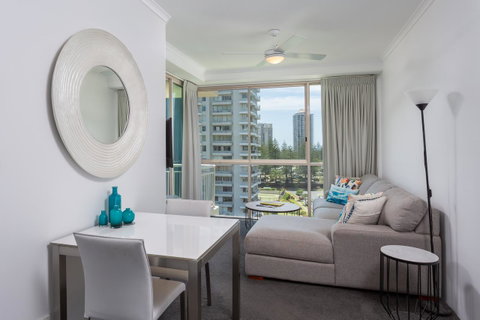 Maldives Resort Main Beach, Gold Coast - Tourism Caloundra 11