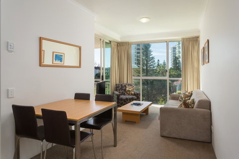Maldives Resort Main Beach, Gold Coast - Tourism Caloundra 4