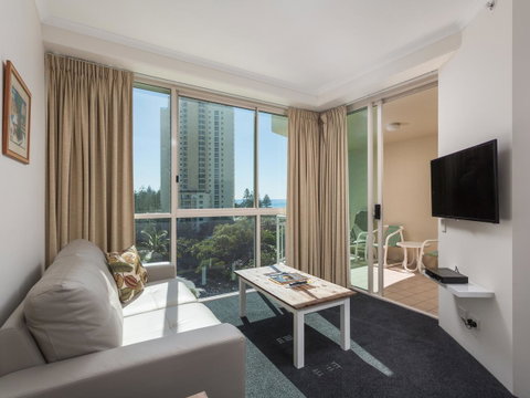 Maldives Resort Main Beach, Gold Coast - Tourism Caloundra 7