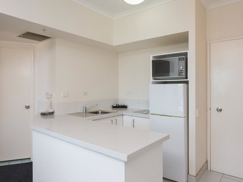 Maldives Resort Main Beach, Gold Coast - Tourism Caloundra 10