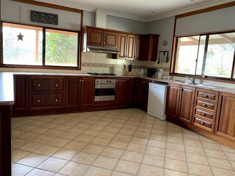 Beeâ€™s Place - 3 Bedroom Home On 10 Acres Of Land With Distant Ocean Views - Tourism Caloundra 2