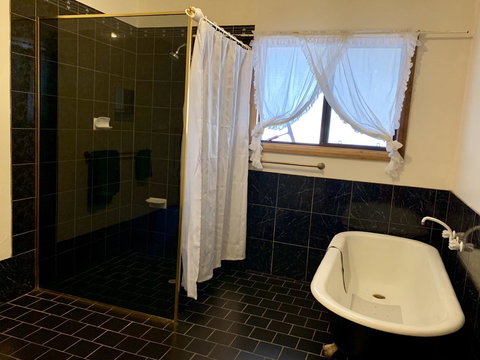 Beeâ€™s Place - 3 Bedroom Home On 10 Acres Of Land With Distant Ocean Views - Tourism Caloundra 9