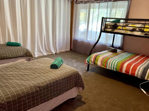 Beeâ€™s Place - 3 Bedroom Home On 10 Acres Of Land With Distant Ocean Views - Tourism Caloundra 7