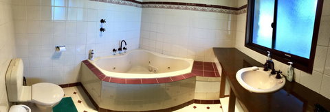 Beeâ€™s Place - 3 Bedroom Home On 10 Acres Of Land With Distant Ocean Views - Tourism Caloundra 22