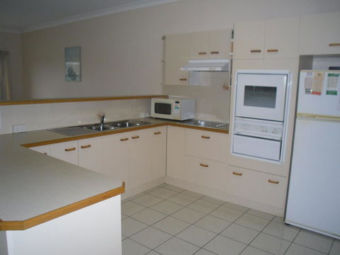 Ground Floor, Family Unit On The Canal With Free WIFI! - Tourism Caloundra 10