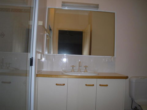 Ground Floor, Family Unit On The Canal With Free WIFI! - Tourism Caloundra 3