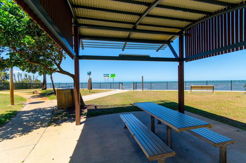 Ground Floor, Family Unit On The Canal With Free WIFI! - Tourism Caloundra 6