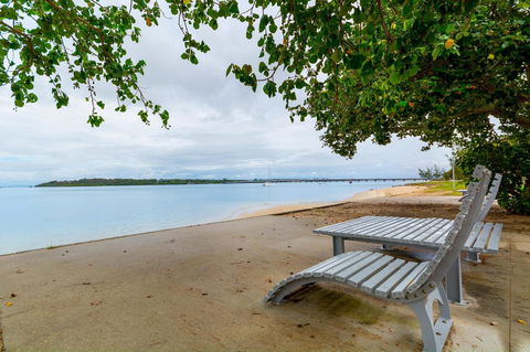 Ground Floor, Family Unit On The Canal With Free WIFI! - Tourism Caloundra 1
