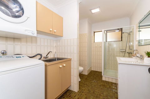Spacious Family Unit With Incredible Views. - Tourism Caloundra 13