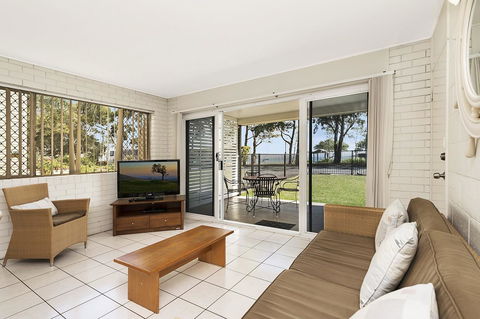 Ground Floor Air Conditioned, Fabulous Waterviews Overlooking Pumicestone Passage - Tourism Caloundra 8