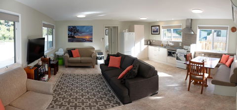 Adventure Bay Holiday Home - Tourism Caloundra 3