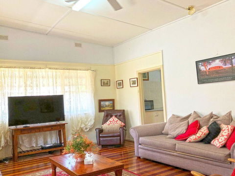 'Daves Place', 27 Rigney St - Holiday House With WIFI, Aircon & Boat Parking - Tourism Caloundra 1