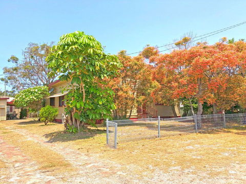 'Daves Place', 27 Rigney St - Holiday House With WIFI, Aircon & Boat Parking - Tourism Caloundra 0