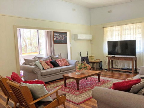 'Daves Place', 27 Rigney St - Holiday House With WIFI, Aircon & Boat Parking - Tourism Caloundra 3