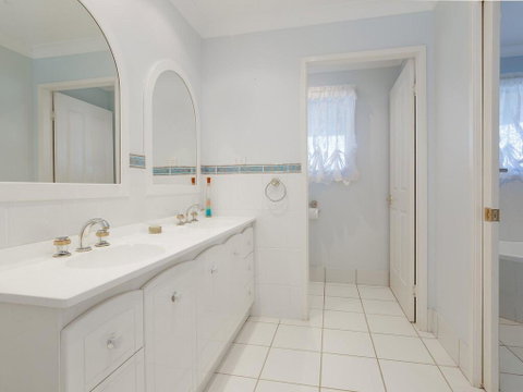 'GrandView', 10 Grandview Close - Huge House With Water Views, Aircon, WIFI, Netflix, Foxtel & Billiard Table - Tourism Caloundra 3