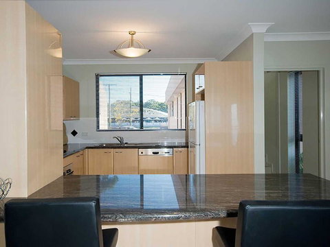 1 'Seaside Splendour' 137 Soldiers Point Road - Beautiful Unit On The Waterfront - Tourism Caloundra 3