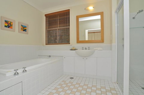 1 Bedroom Executive Villa Located Within Cypress Lakes - Tourism Caloundra 1