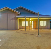 1 Kestrel Place - Great House with a Massive Garage - Tourism Caloundra