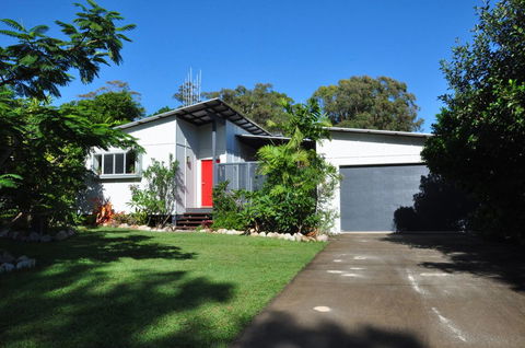10 Double Island Drive - Modern Family Home, Centrally Located, Swimming Pool & Outdoor Area - Tourism Caloundra 0