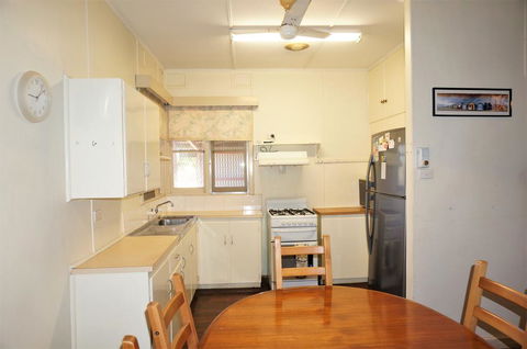 10 Tautog Street House And Unit - Separate Self-contained Unit - Tourism Caloundra 2