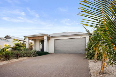 108 Madaffari Drive - Caretta - Luxurious Marina Home With A Spa And Free WiFi - Tourism Caloundra 2