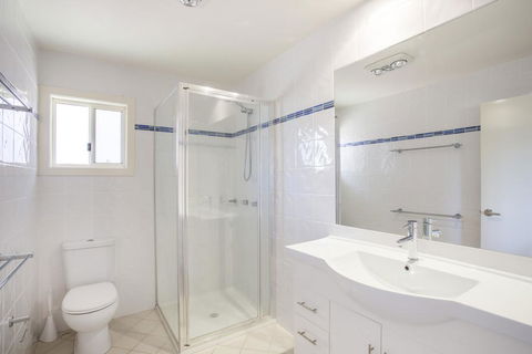 11 Riley St - Stylishly Modern - Tourism Caloundra 2