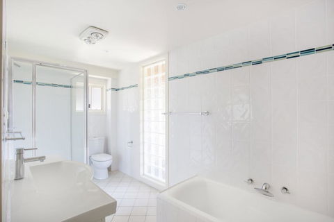 11 Riley St - Stylishly Modern - Tourism Caloundra 1