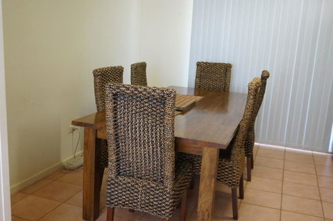 11A King Place - Large Deck And BBQ Area - Tourism Caloundra 3