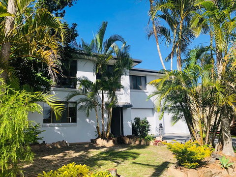 12 Cooloola Drive - Family Home, Close To Beach, Pet Friendly - Tourism Caloundra 3