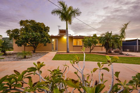 13 Grenadier Street - Shady Haven With A Large Outdoor Entertaining Area - Tourism Caloundra 0