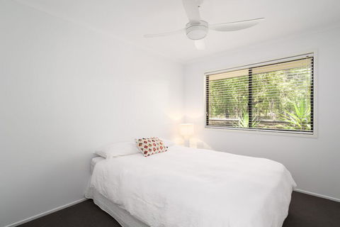 13 Orania Court, Rainbow Shores - Pool, Sleeps 8, Air Conditioning, Fire Pit - Tourism Caloundra 0