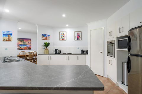 13 Orania Court, Rainbow Shores - Pool, Sleeps 8, Air Conditioning, Fire Pit - Tourism Caloundra 3