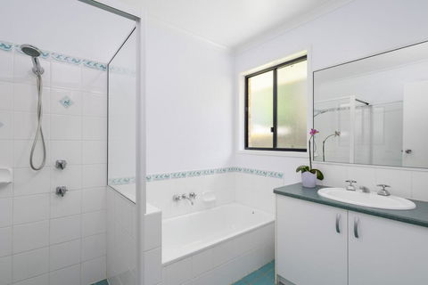 13 Orania Court, Rainbow Shores - Pool, Sleeps 8, Air Conditioning, Fire Pit - Tourism Caloundra 1