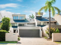 15 'The Moorings' 4 Cromarty Road - stunning with water views  pool
