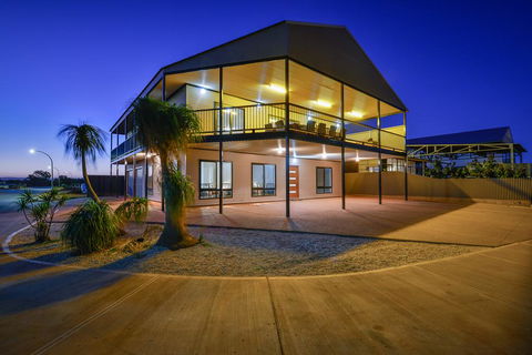 16 Crevalle Way - Fantastic House With Gulf Views - Tourism Caloundra 0