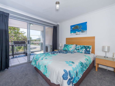 18 'Shoal Bay Beach Apartments' - Fantastic Air Conditioned Unit With A Pool & Lift - Tourism Caloundra 2