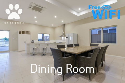 19 Corella Court - Spacious Deck With Swim Spa - Tourism Caloundra 3