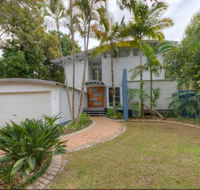 2 Satinwood Drive - Rainbow Shores Executive Level Beach House Pool Walk to Beach - Tourism Caloundra