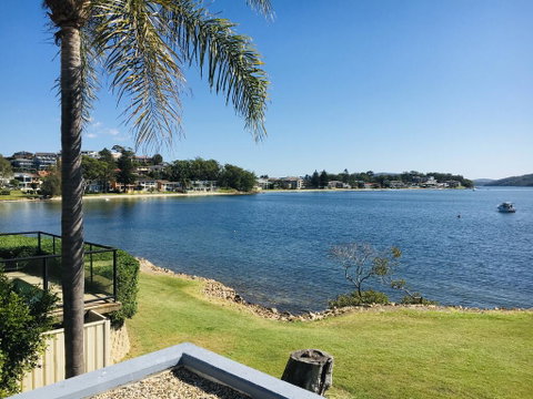 2 The Shores Soldiers Point - Waterfront - Uninterrupted Water Views INCLUDING ALL LINEN & TOWELS, Free Wi-Fi - Tourism Caloundra 2