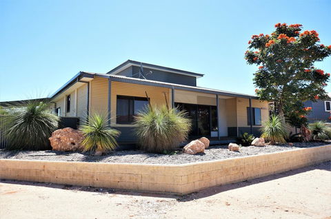 2 Trout Place - 4 Bedroom Holiday Home For The Nautical Adventurers - Tourism Caloundra 0
