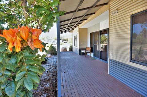 2 Trout Place - 4 Bedroom Holiday Home For The Nautical Adventurers - Tourism Caloundra 1