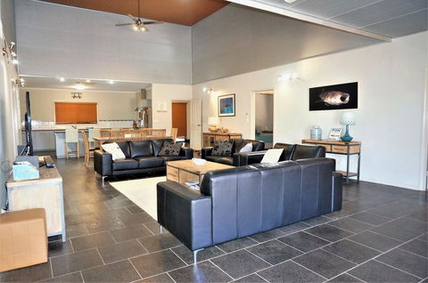 2 Trout Place - 4 Bedroom Holiday Home For The Nautical Adventurers - Tourism Caloundra 2