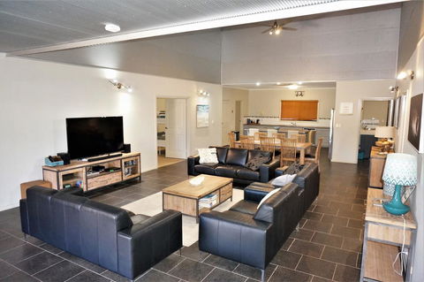 2 Trout Place - 4 Bedroom Holiday Home For The Nautical Adventurers - Tourism Caloundra 3