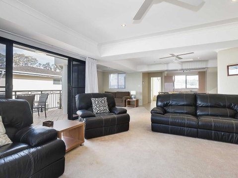 2/137 Soldiers Point Road - Luxury Unit On The Waterfront With Aircon And Free Unlimited Wi Fi - Tourism Caloundra 3