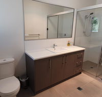 26 Satinwood Drive- Low set modern sleeps 8 - Tourism Caloundra