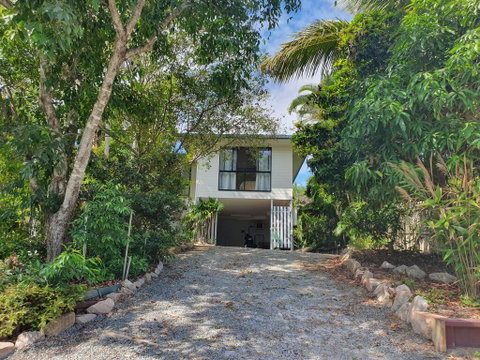 27 Bomburra Court - Rainbow Beach, Spacious, Comfortable, Large Deck, Private - Tourism Caloundra 2