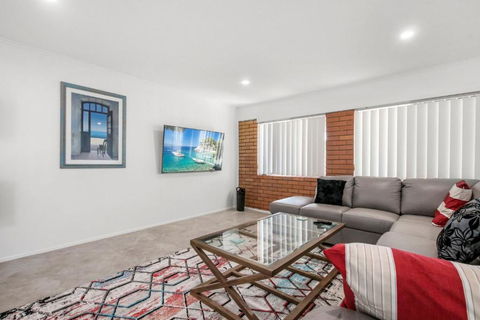 Bell Street 36 Dicky Beach - Tourism Caloundra 0