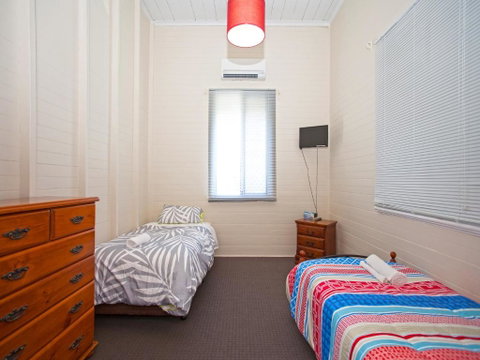 CBD Holiday Home - Tourism Caloundra 3