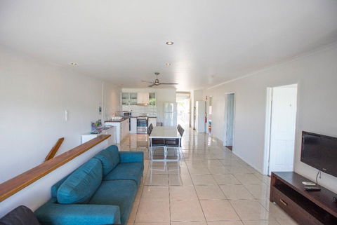 3 Bedroom Apartment // Spence St - Tourism Caloundra 0