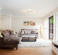 3-Bed Home with BBQ Patio near Parks and Playgrounds - Tourism Caloundra